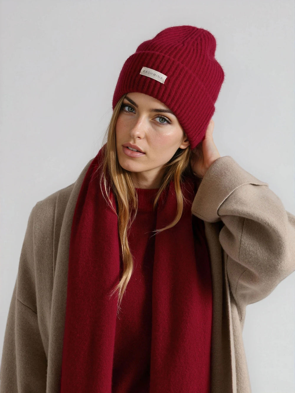 Cashmere beanie in 100% pure cashmere. Scandinavian design by Kashmina. Color: Aroma Red.