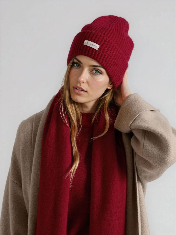 Cashmere beanie in 100% pure cashmere. Scandinavian design by Kashmina. Color: Aroma Red.
