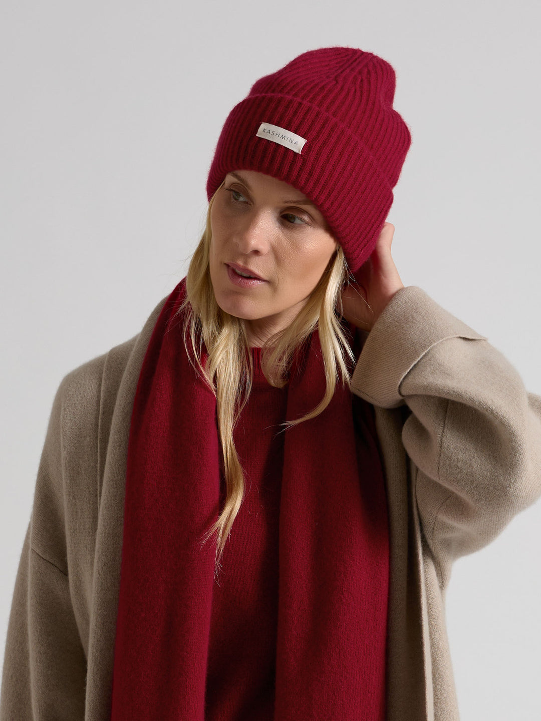 Cashmere beanie in 100% pure cashmere. Scandinavian design by Kashmina. Color: Aroma Red.