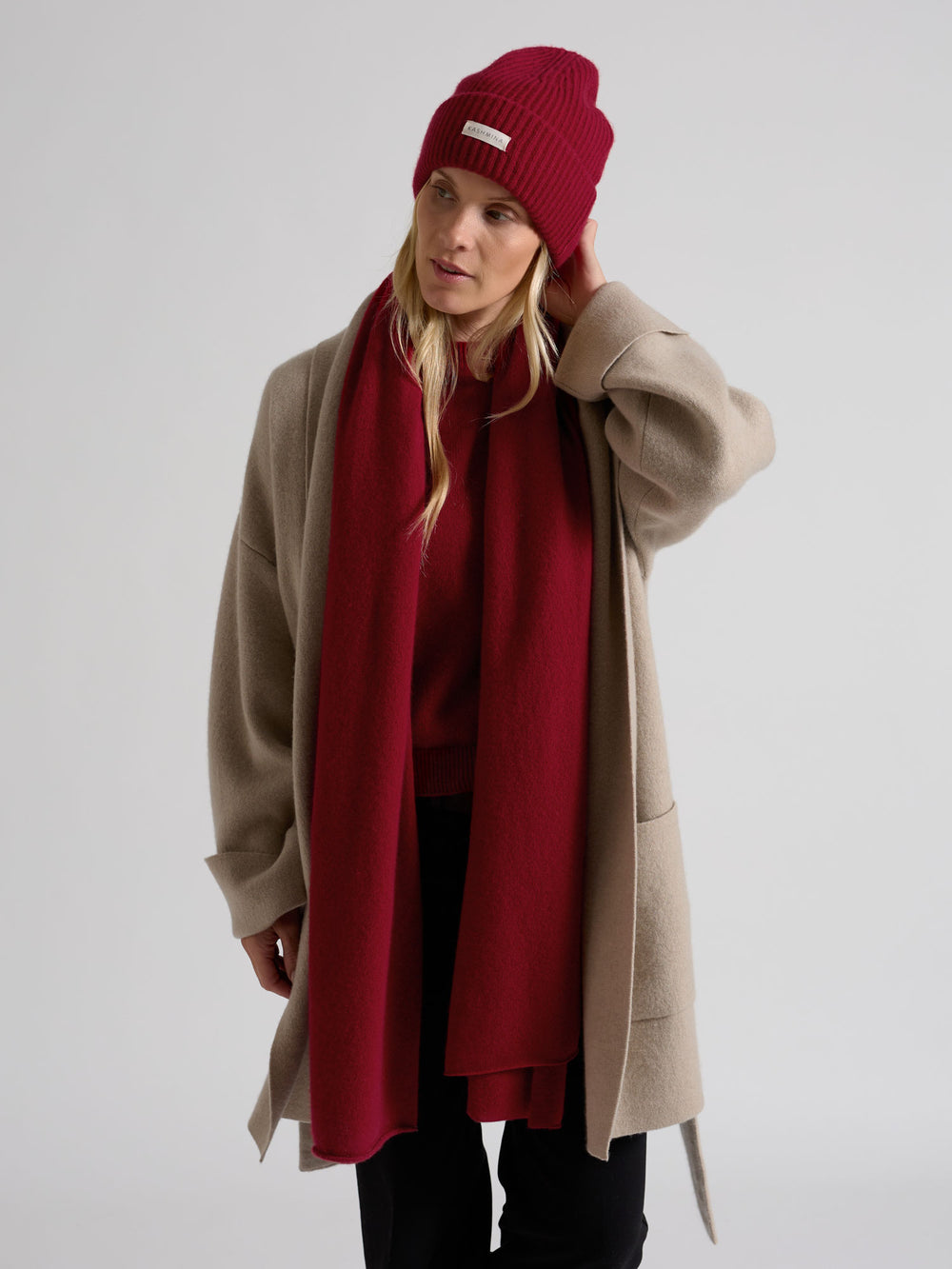 Light cashmere scarf "Flow" in 100% pure cashmere. Scandinavian design by Kashmina. Color: Aroma Red.