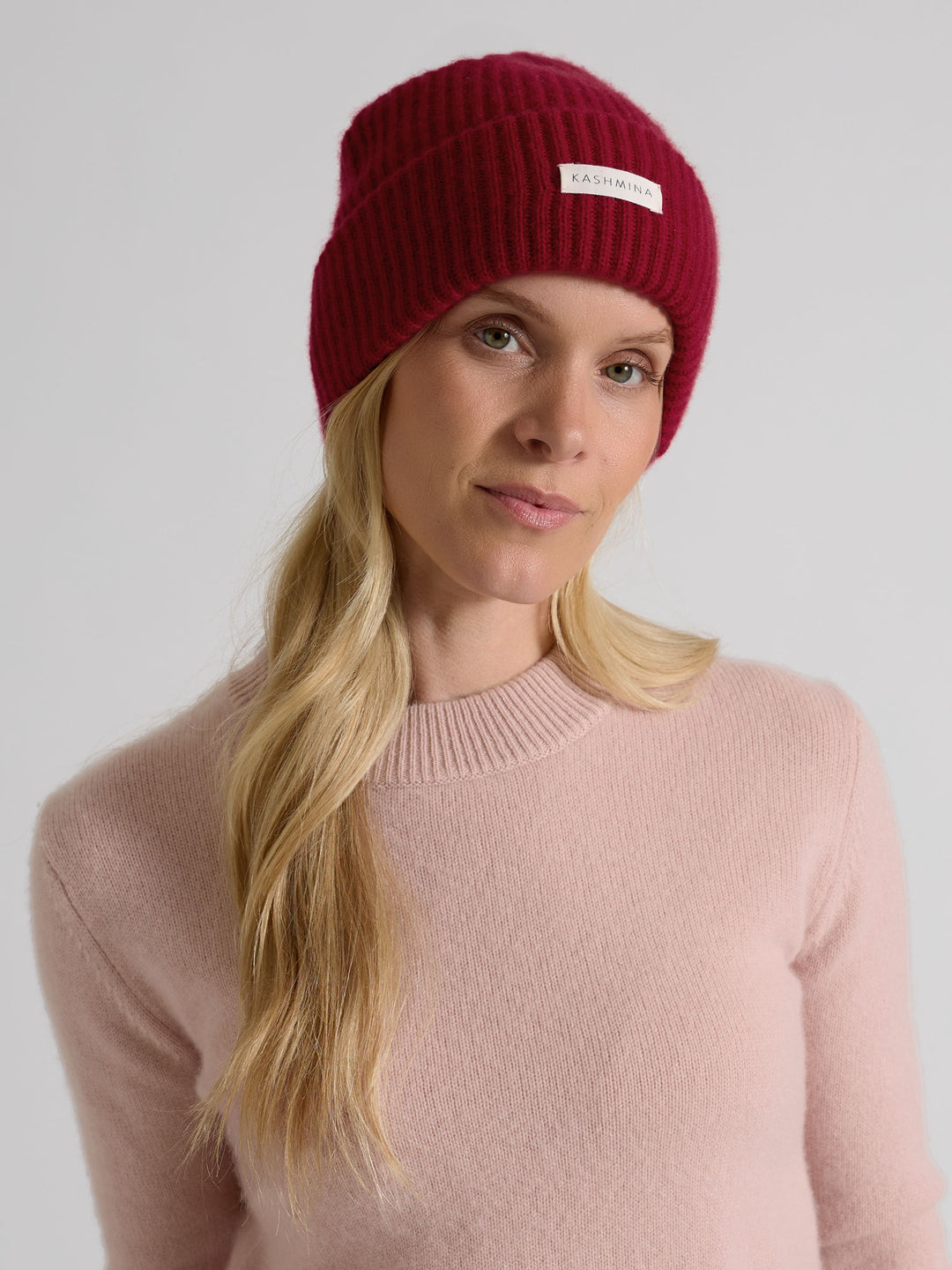 Cashmere beanie in 100% pure cashmere. Scandinavian design by Kashmina. Color: Aroma Red.