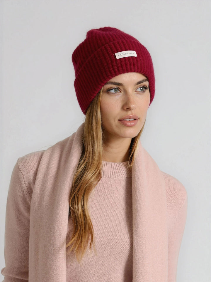 Cashmere beanie in 100% pure cashmere. Scandinavian design by Kashmina. Color: Aroma Red.