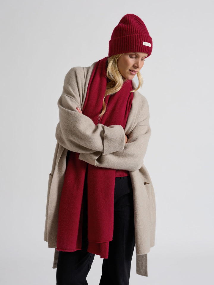 Cashmere beanie in 100% pure cashmere. Scandinavian design by Kashmina. Color: Aroma Red.