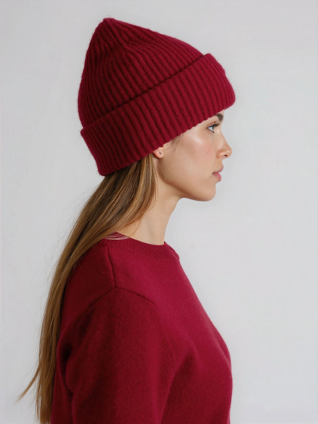 Cashmere beanie in 100% pure cashmere. Scandinavian design by Kashmina. Color: Aroma Red.