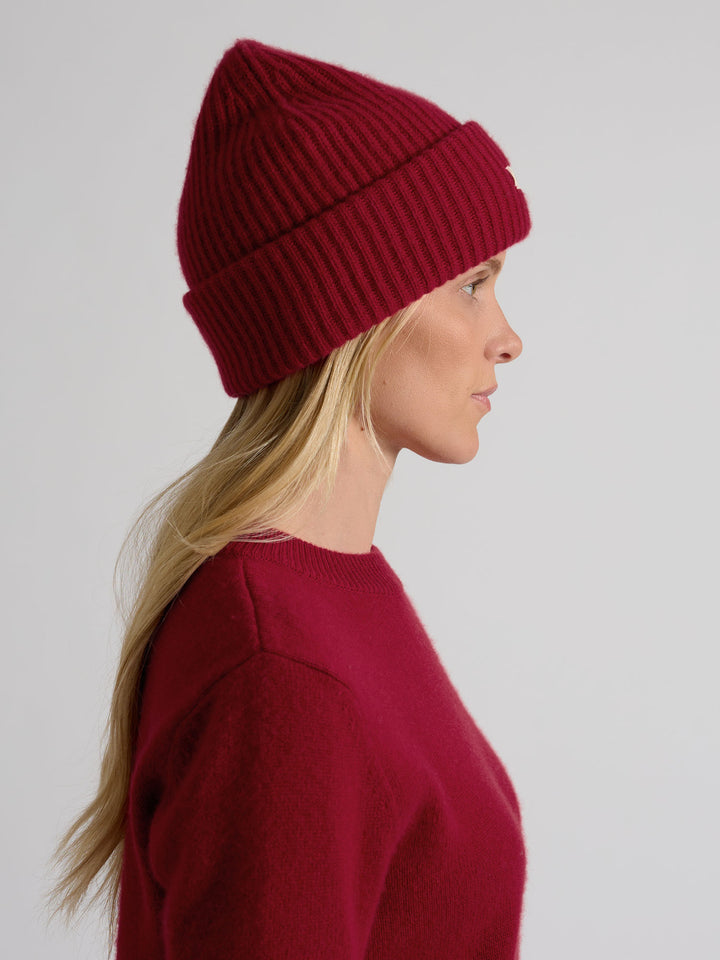 Cashmere beanie in 100% pure cashmere. Scandinavian design by Kashmina. Color: Aroma Red.