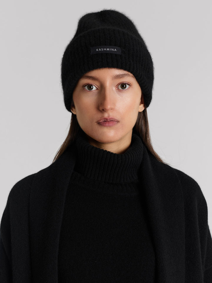 Cashmere beanie in 100% pure cashmere. Scandinavian design by Kashmina. Color: Black.