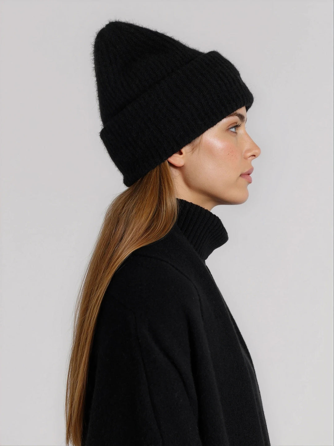 Cashmere beanie in 100% pure cashmere. Scandinavian design by Kashmina. Color: Black.