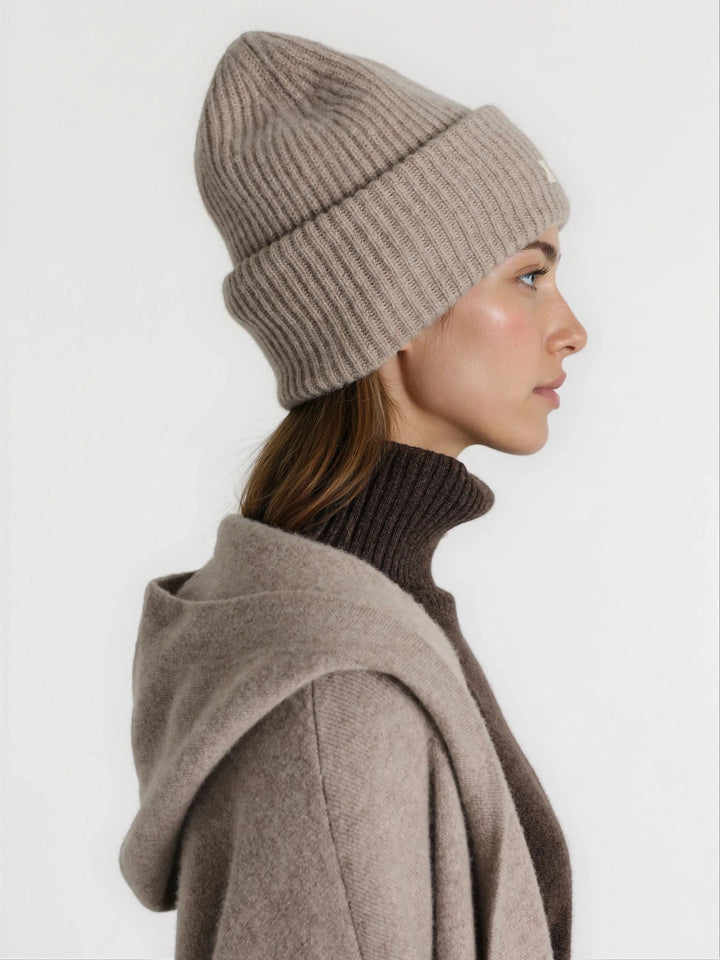 Cashmere beanie in 100% pure cashmere. Scandinavian design by Kashmina. Color: Toast.