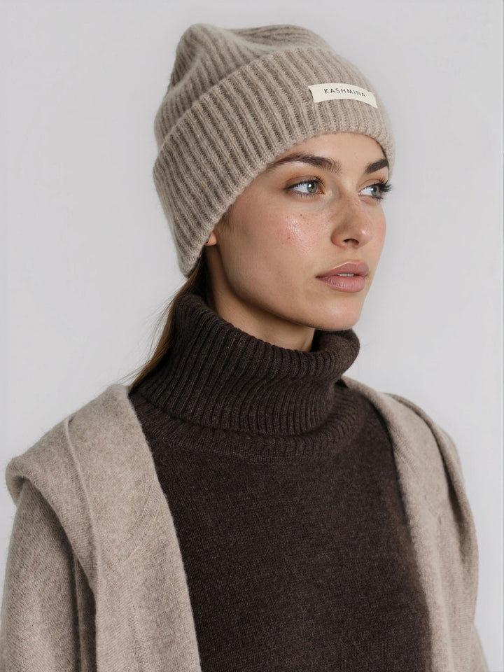 Cashmere beanie in 100% pure cashmere. Scandinavian design by Kashmina. Color: Toast.