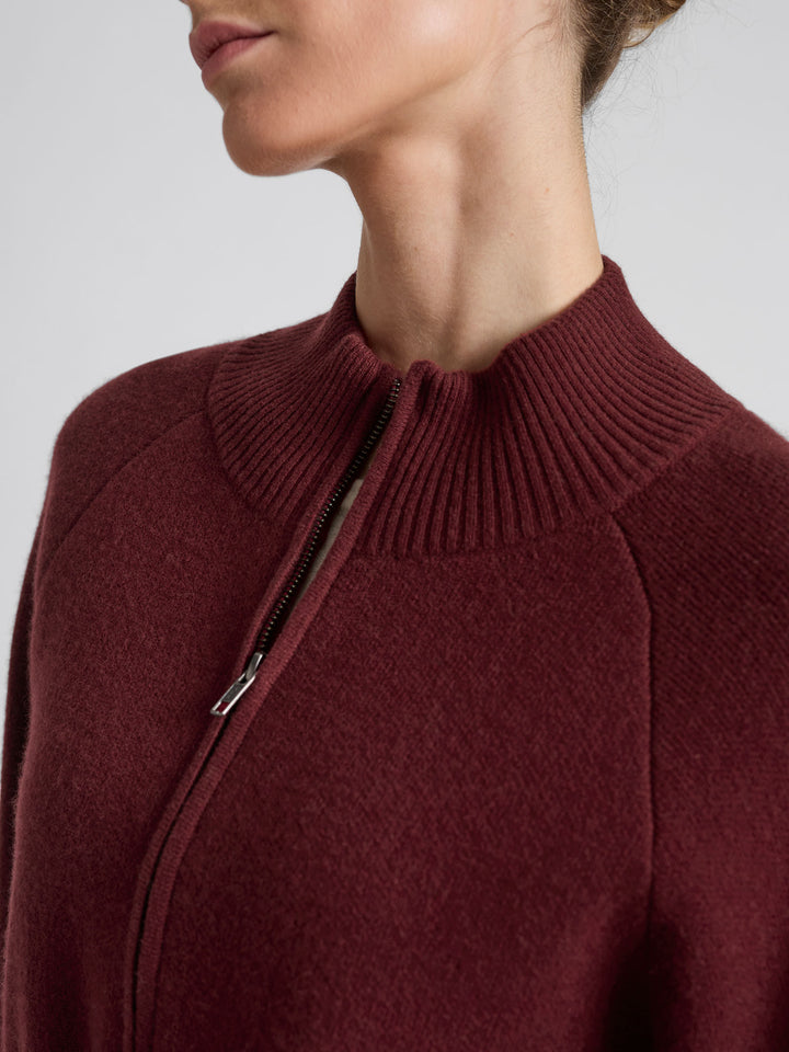 Cashmere bomber-jacket "Oline" in 100% pure cashmere. Scandinavian design by Kashmina. Color: Deep red, burgundy "Bordeaux".