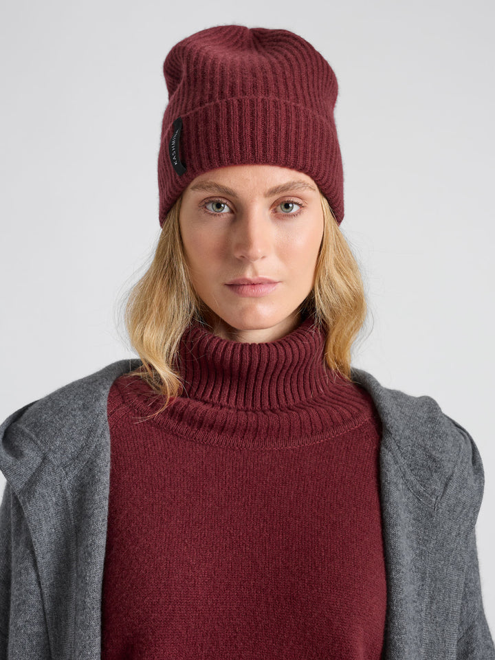 Cashmere beanie "Elli" in 100% pure cashmere. Color: Bordeaux. Scandinavian design by Kashmina.