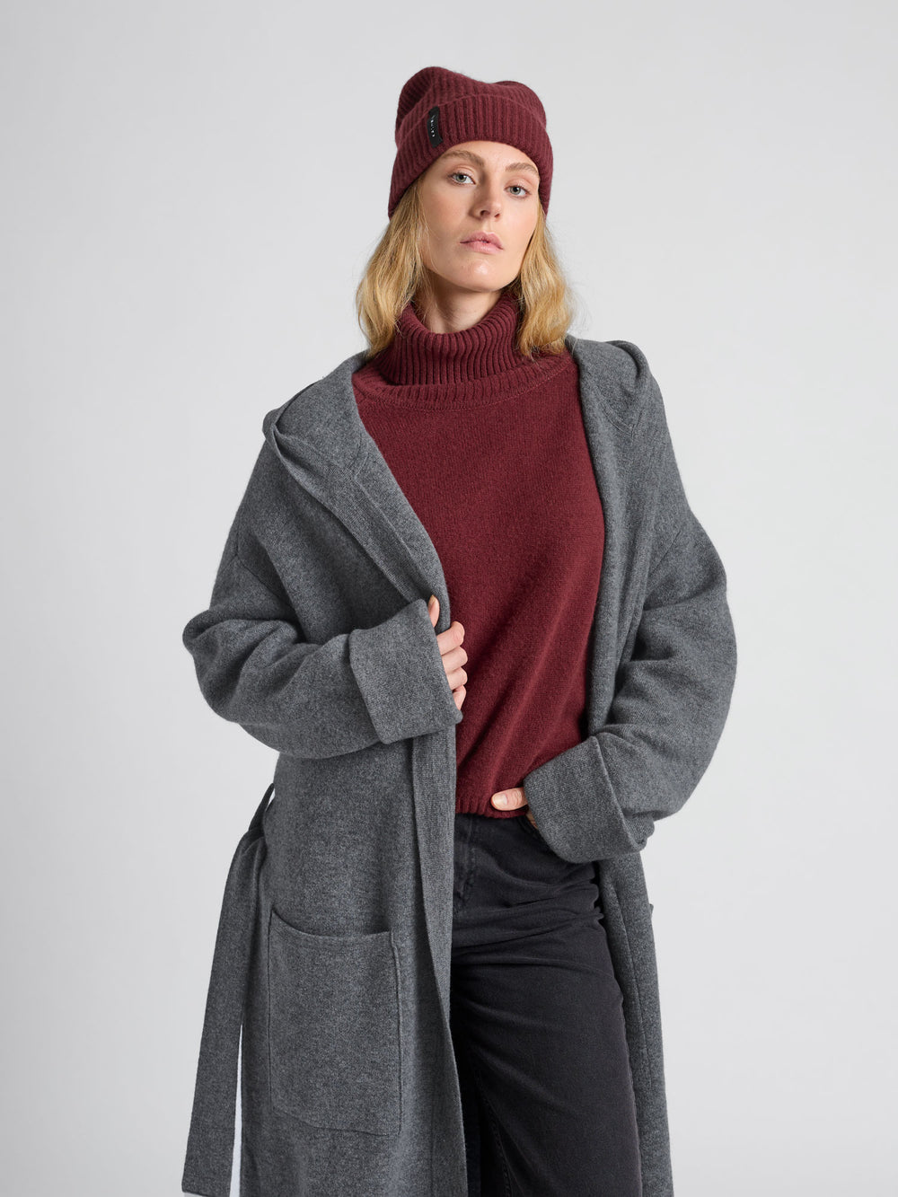 Cashmere beanie "Elli" in 100% pure cashmere. Color: Bordeaux. Scandinavian design by Kashmina.