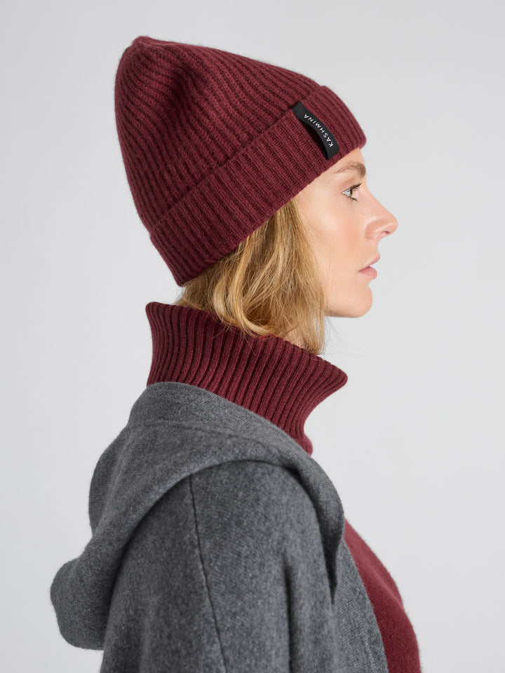Cashmere beanie "Elli" in 100% pure cashmere. Color: Bordeaux. Scandinavian design by Kashmina.