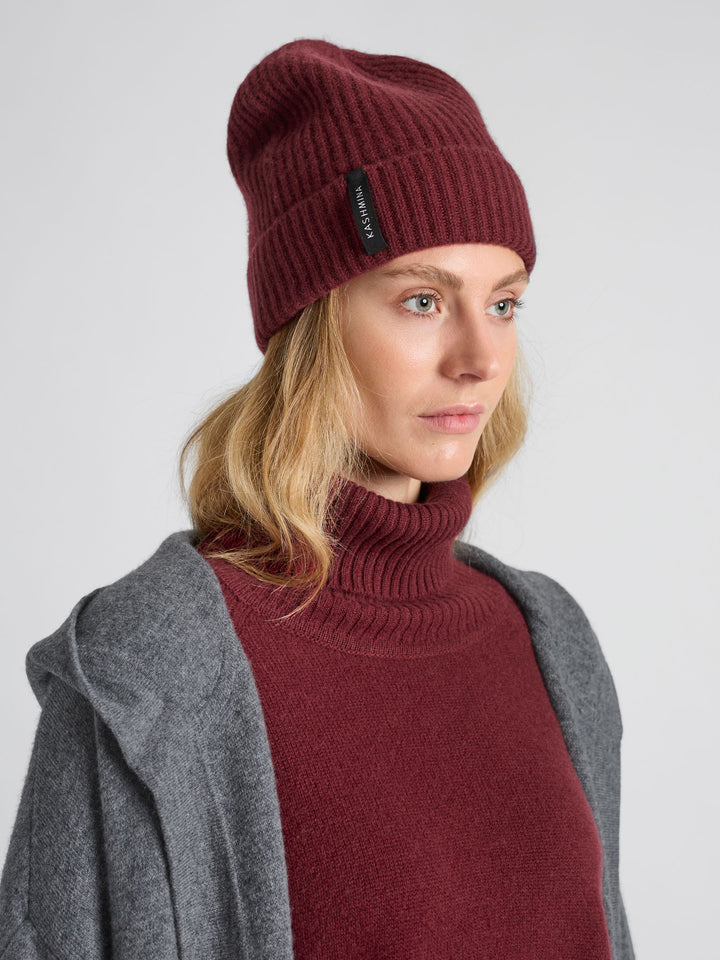 Cashmere beanie "Elli" in 100% pure cashmere. Color: Bordeaux. Scandinavian design by Kashmina.