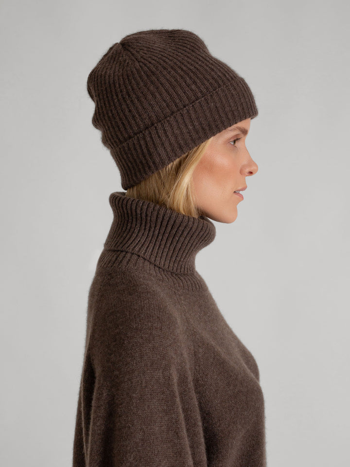 cashmere cap "Elli" in 100% pure cashmere. Color: Dark Brown. Scandinavian design by Kashmina