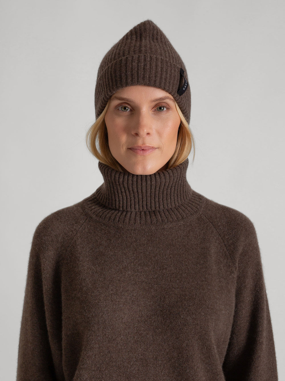 cashmere cap "Elli" in 100% pure cashmere. Color: Dark Brown. Scandinavian design by Kashmina