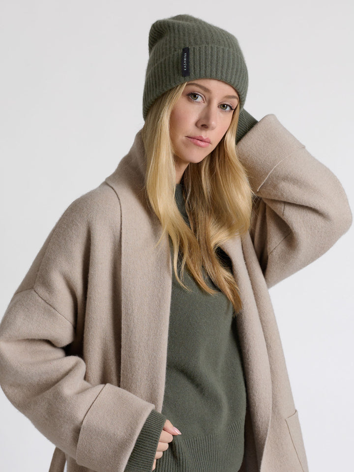 Cashmere beanie "Elli" in 100% pure cashmere. Scandinavian design by Kashmina. Color: Eucalyptus green.