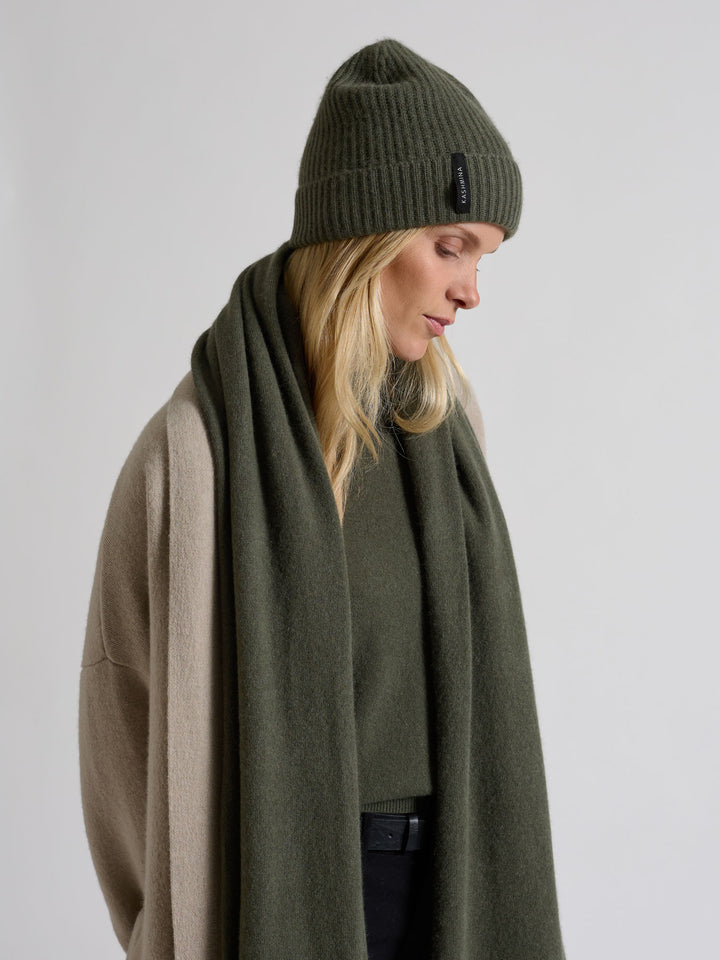Cashmere beanie "Elli" in 100% pure cashmere. Scandinavian design by Kashmina. Color: Eucalyptus green.