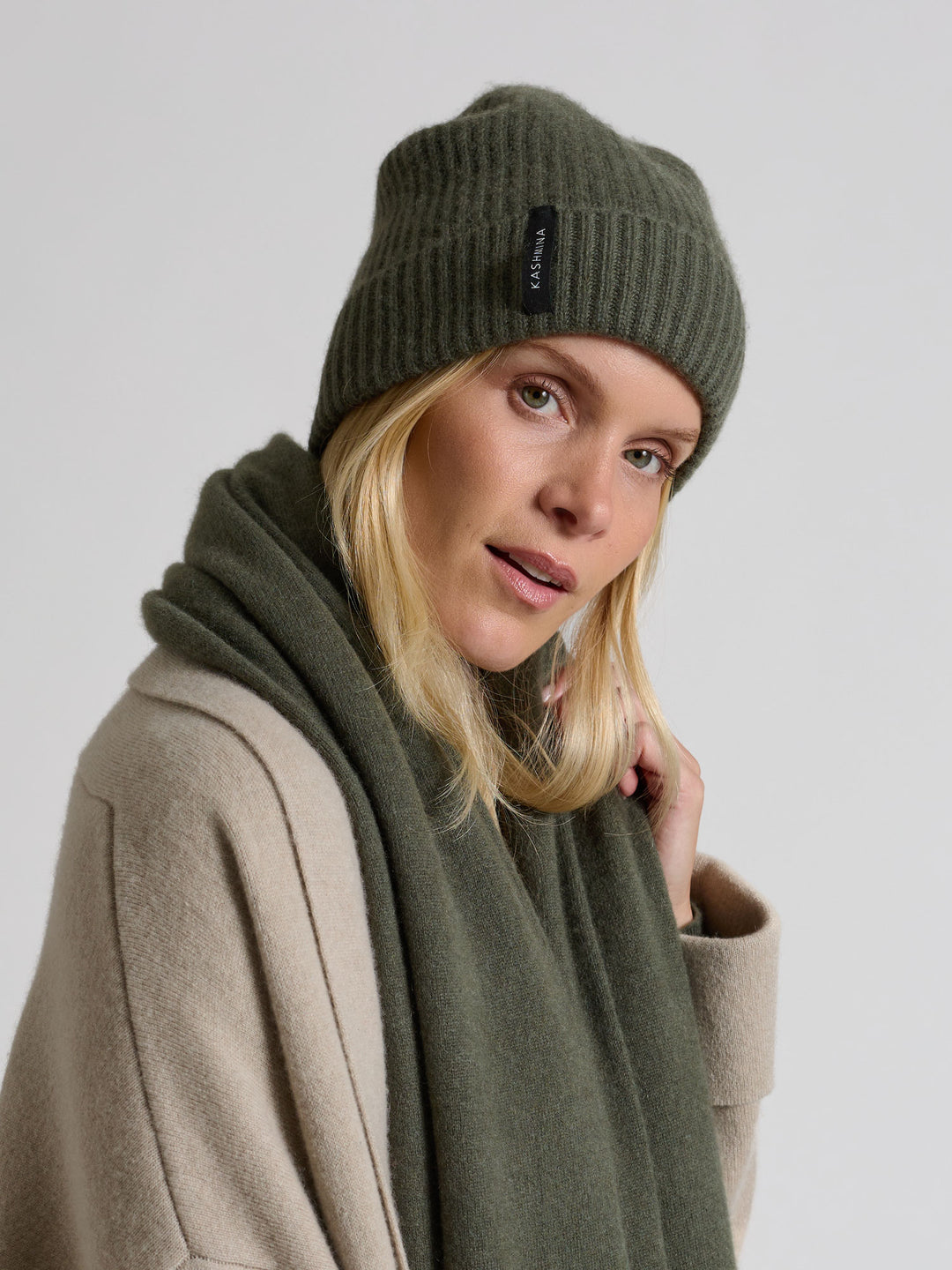 Cashmere beanie "Elli" in 100% pure cashmere. Scandinavian design by Kashmina. Color: Eucalyptus green.