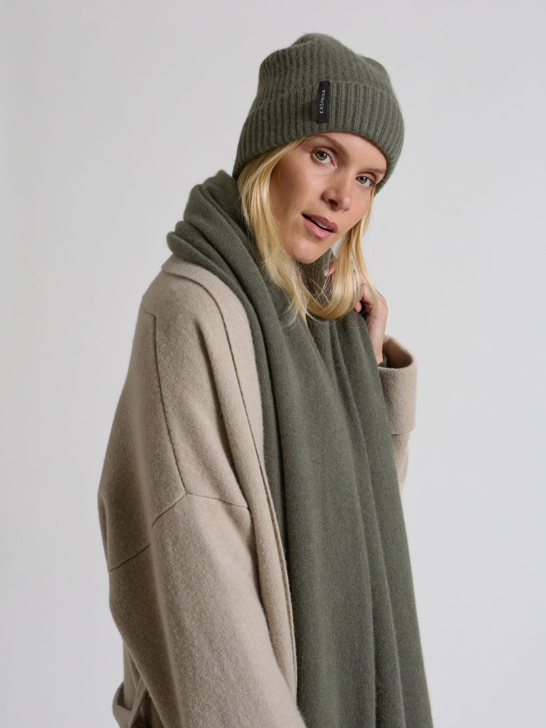 Cashmere beanie "Elli" in 100% pure cashmere. Scandinavian design by Kashmina. Color: Eucalyptus green.