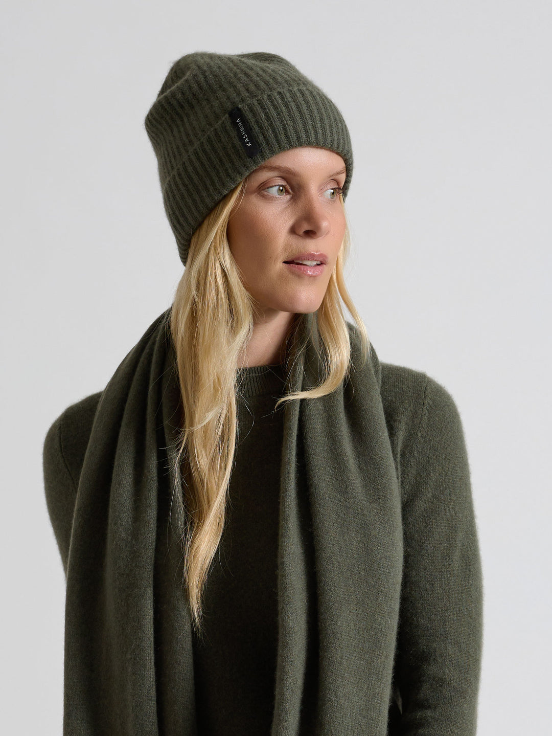 Cashmere beanie "Elli" in 100% pure cashmere. Scandinavian design by Kashmina. Color: Eucalyptus green.