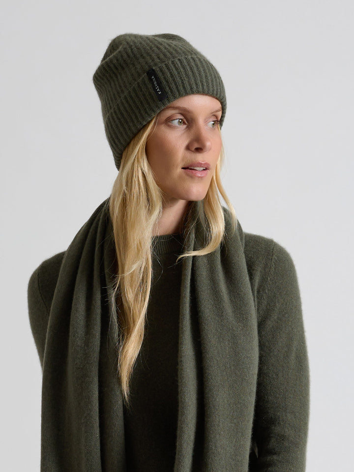 Cashmere beanie "Elli" in 100% pure cashmere. Scandinavian design by Kashmina. Color: Eucalyptus green.