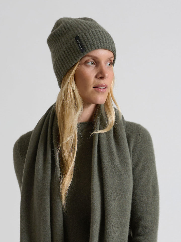 Cashmere beanie "Elli" in 100% pure cashmere. Scandinavian design by Kashmina. Color: Eucalyptus green.
