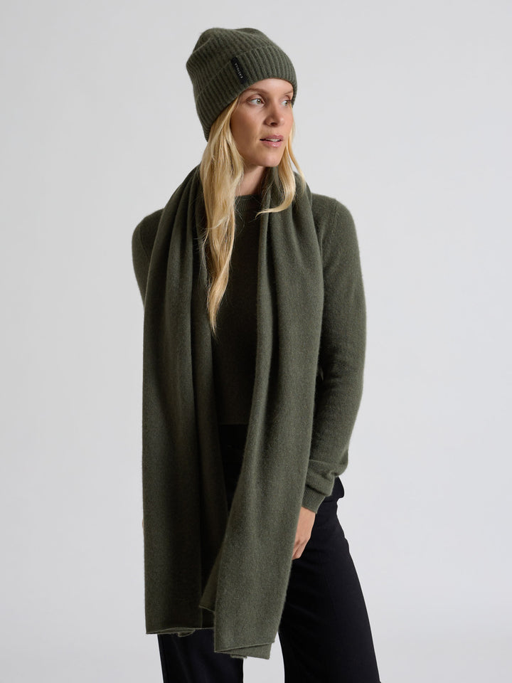Cashmere beanie "Elli" in 100% pure cashmere. Scandinavian design by Kashmina. Color: Eucalyptus green.