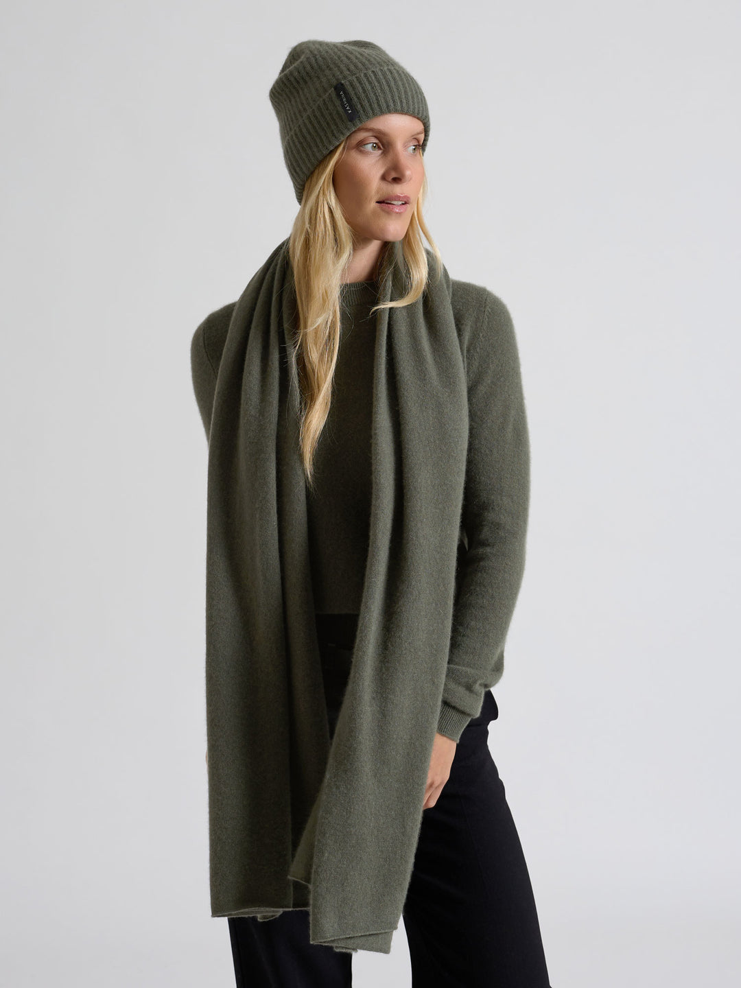 Cashmere beanie "Elli" in 100% pure cashmere. Scandinavian design by Kashmina. Color: Eucalyptus green.