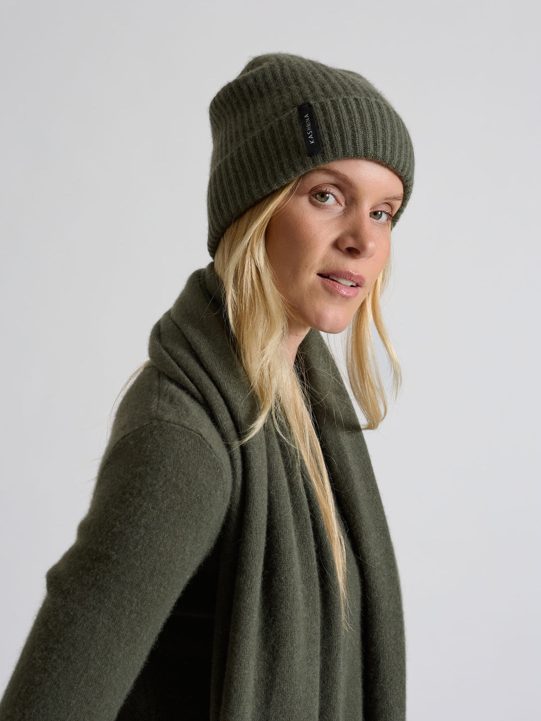 Cashmere beanie "Elli" in 100% pure cashmere. Scandinavian design by Kashmina. Color: Eucalyptus green.