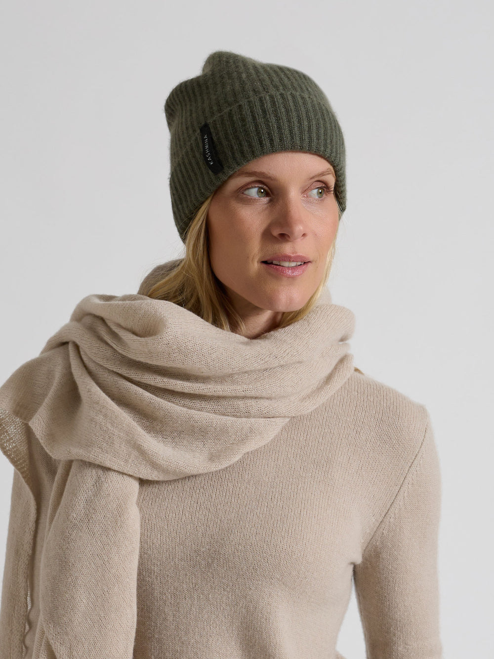 Cashmere beanie "Elli" in 100% pure cashmere. Scandinavian design by Kashmina. Color: Eucalyptus green.