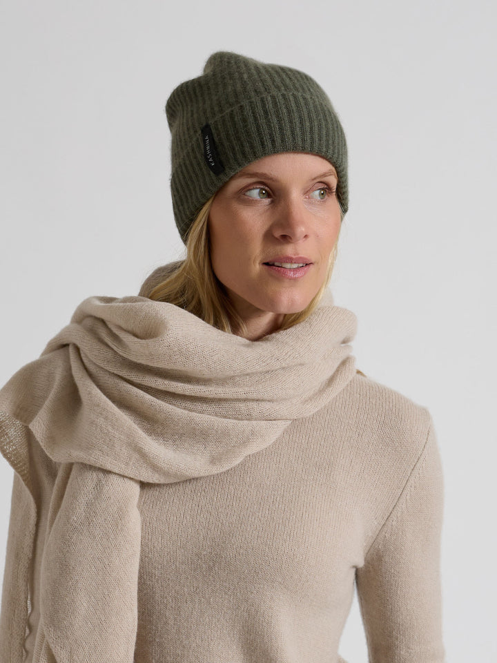 Cashmere beanie "Elli" in 100% pure cashmere. Scandinavian design by Kashmina. Color: Eucalyptus green.