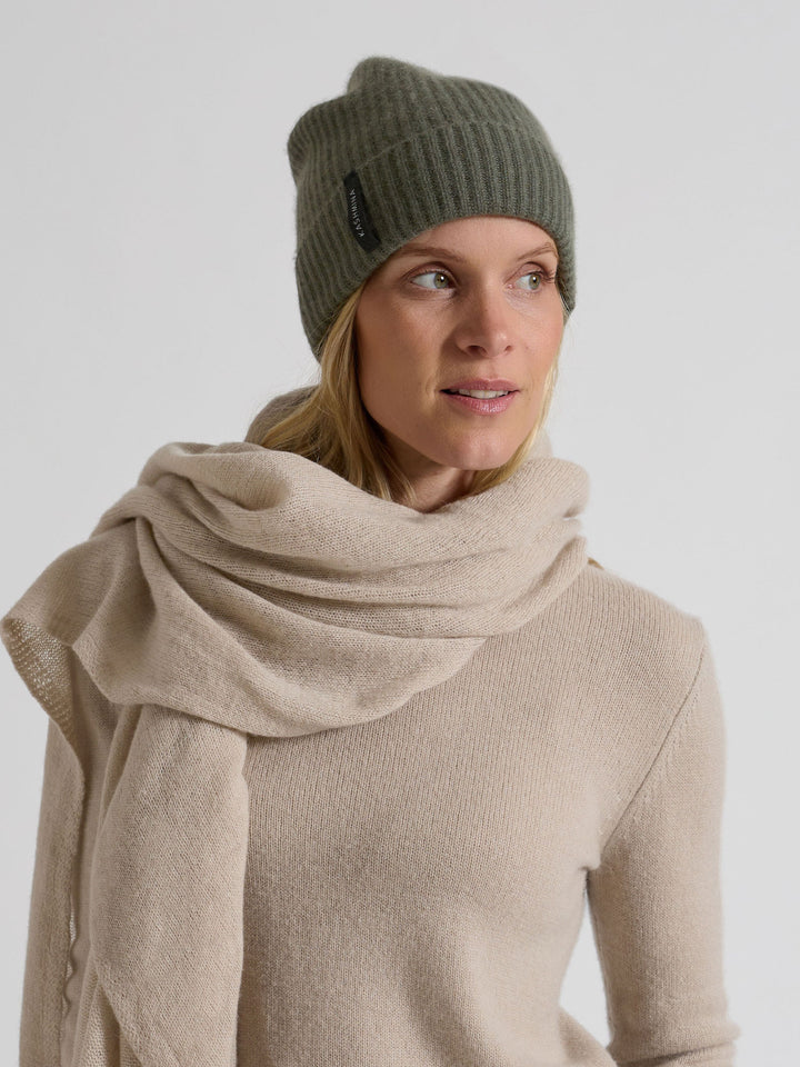 Cashmere beanie "Elli" in 100% pure cashmere. Scandinavian design by Kashmina. Color: Eucalyptus green.
