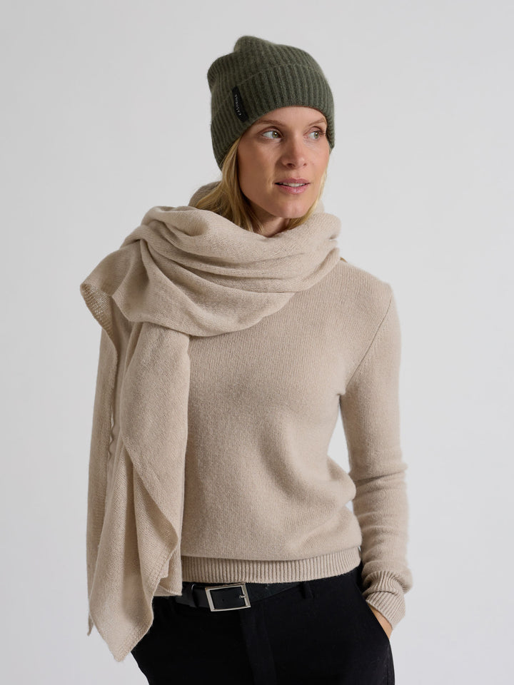 Cashmere beanie "Elli" in 100% pure cashmere. Scandinavian design by Kashmina. Color: Eucalyptus green.