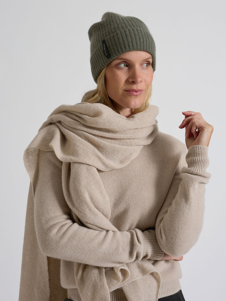 Cashmere beanie "Elli" in 100% pure cashmere. Scandinavian design by Kashmina. Color: Eucalyptus green.