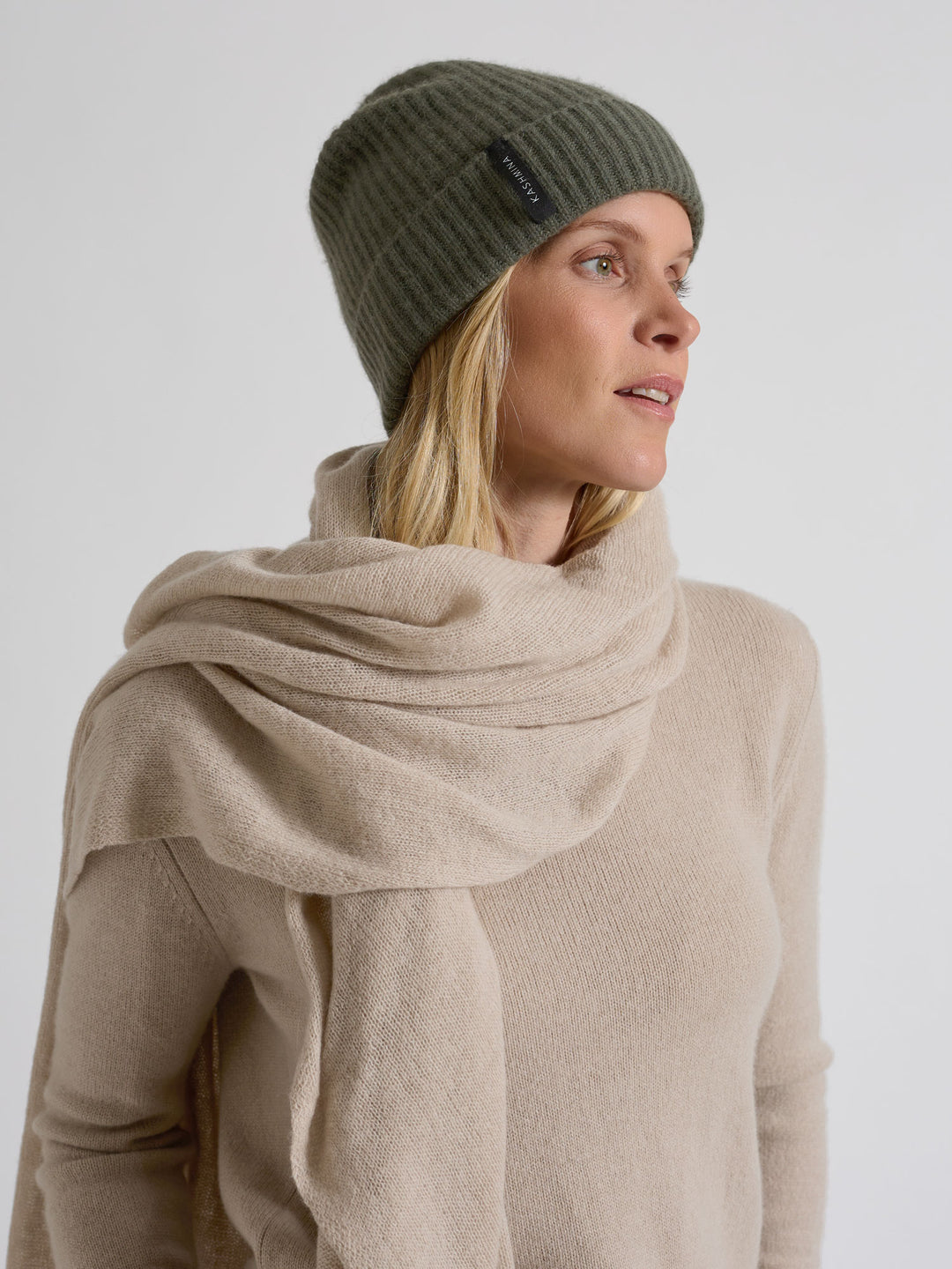 Cashmere beanie "Elli" in 100% pure cashmere. Scandinavian design by Kashmina. Color: Eucalyptus green.