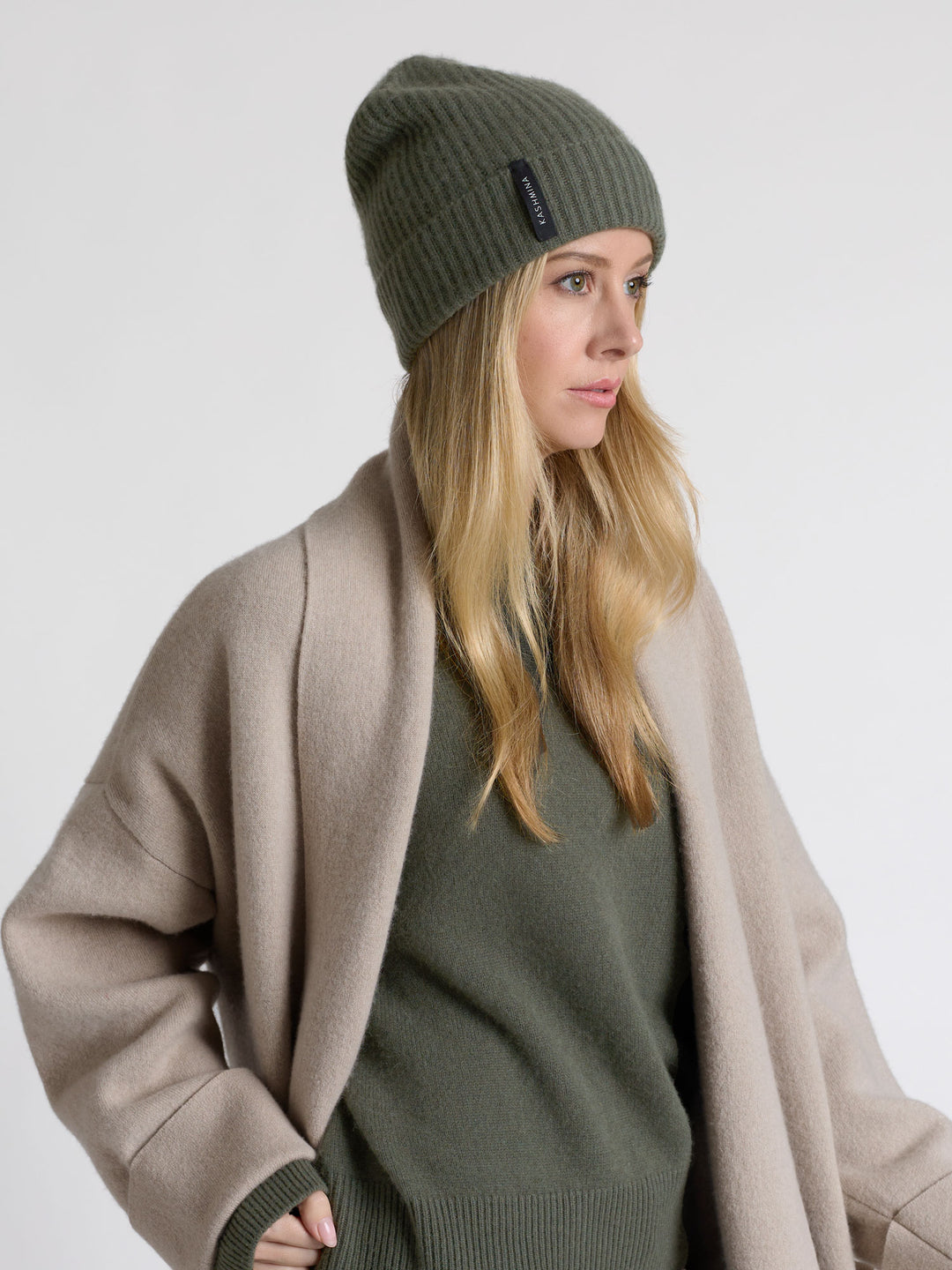 Cashmere beanie "Elli" in 100% pure cashmere. Scandinavian design by Kashmina. Color: Eucalyptus green.