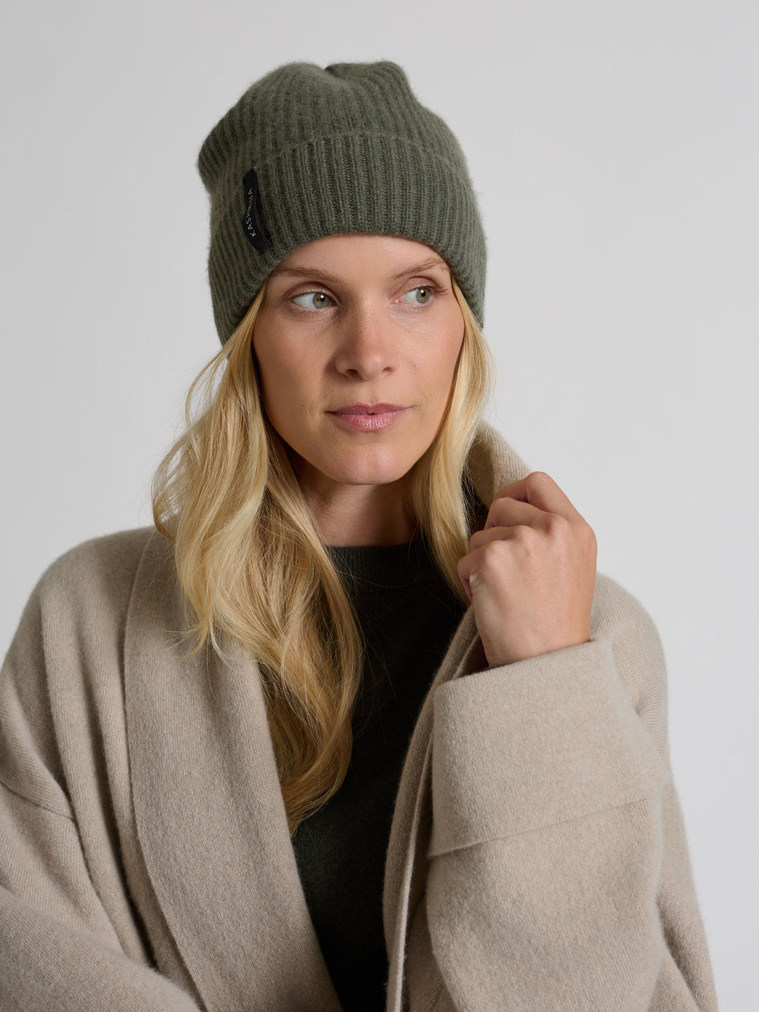 Cashmere beanie "Elli" in 100% pure cashmere. Scandinavian design by Kashmina. Color: Eucalyptus green.