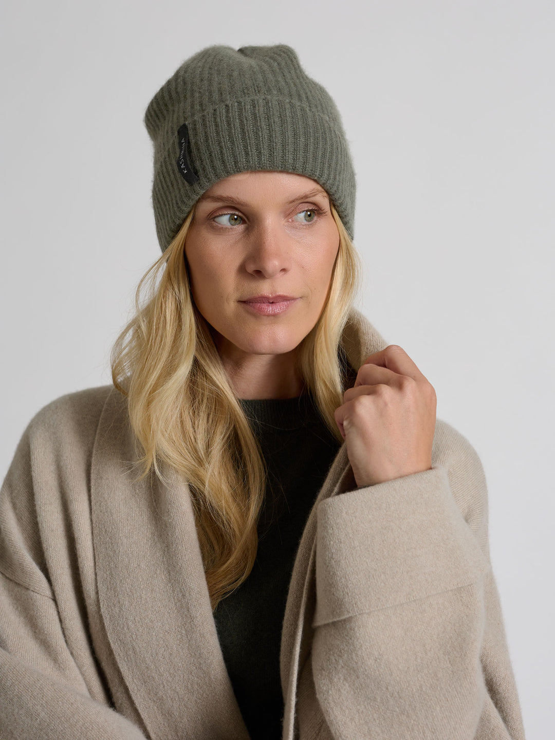 Cashmere beanie "Elli" in 100% pure cashmere. Scandinavian design by Kashmina. Color: Eucalyptus green.