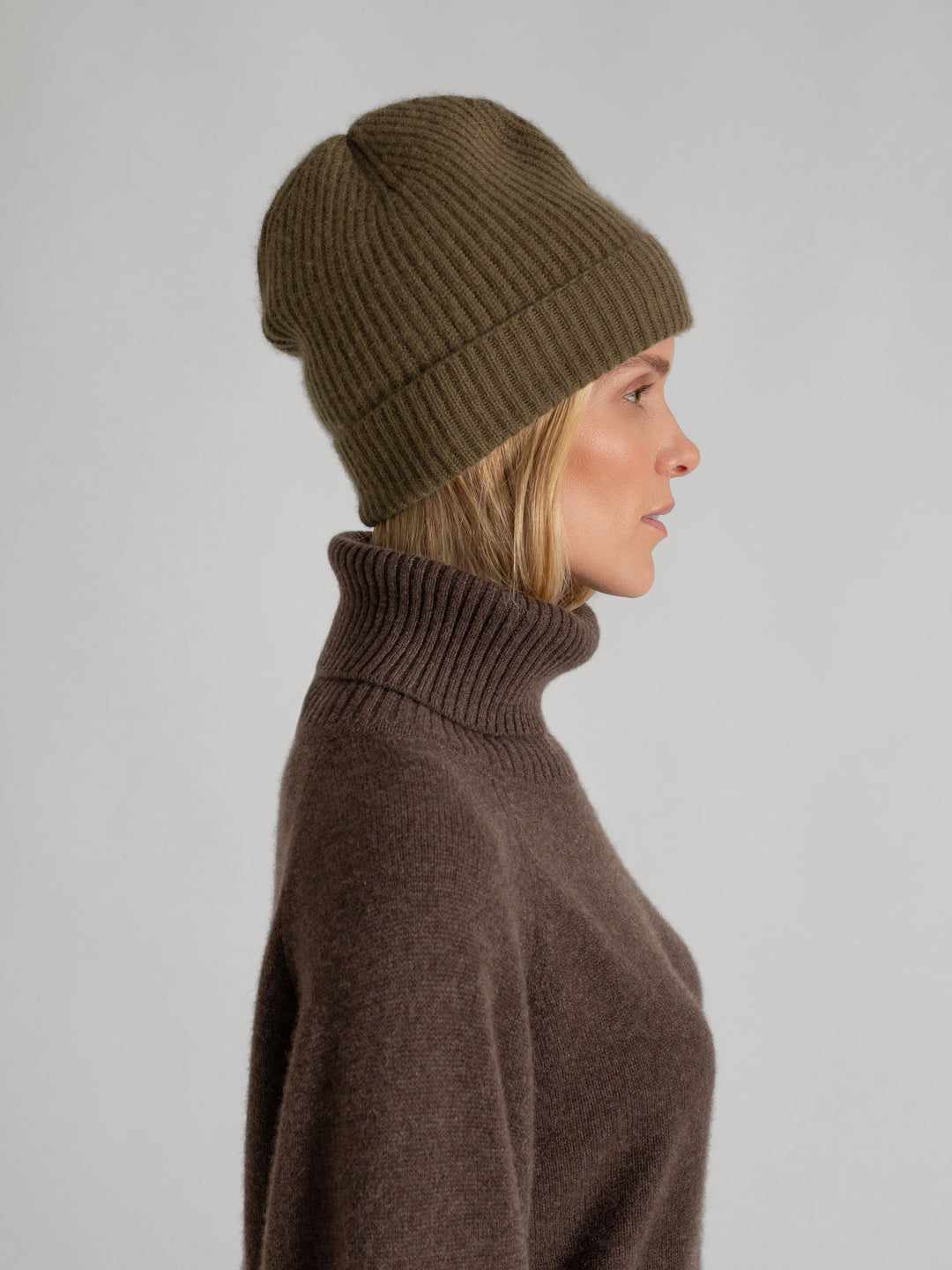 cashmere cap "Elli" in 100% pure cashmere. Color: Hunter (dark green). Scandinavian design by Kashmina