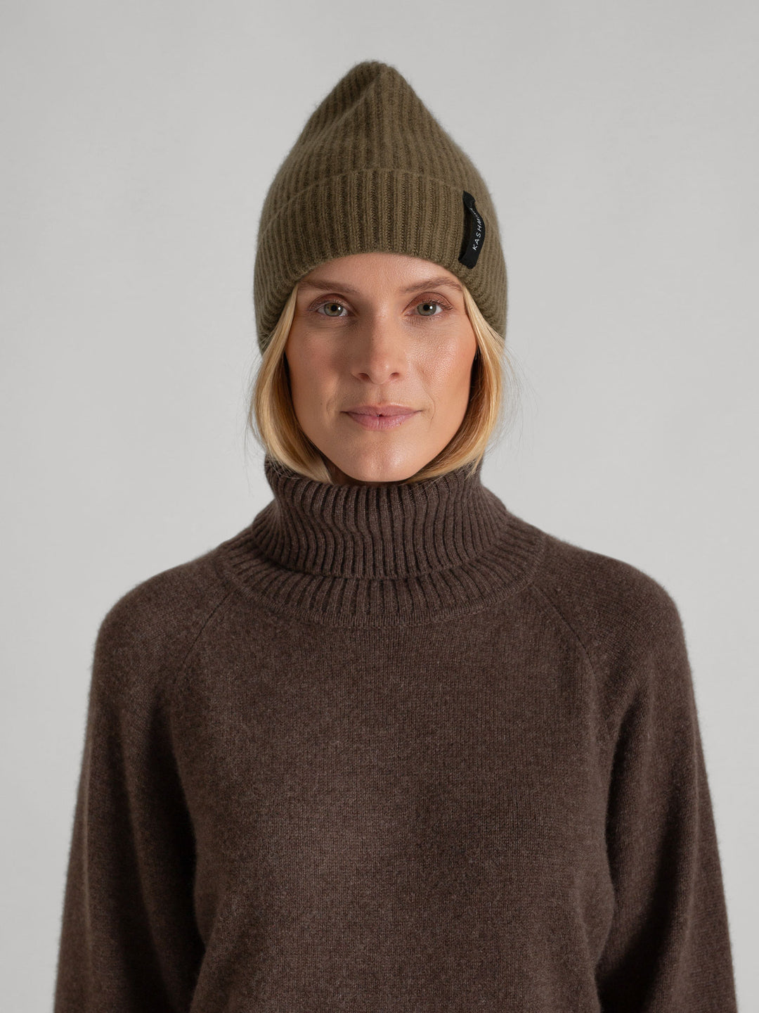 cashmere cap "Elli" in 100% pure cashmere. Color: Hunter (dark green). Scandinavian design by Kashmina