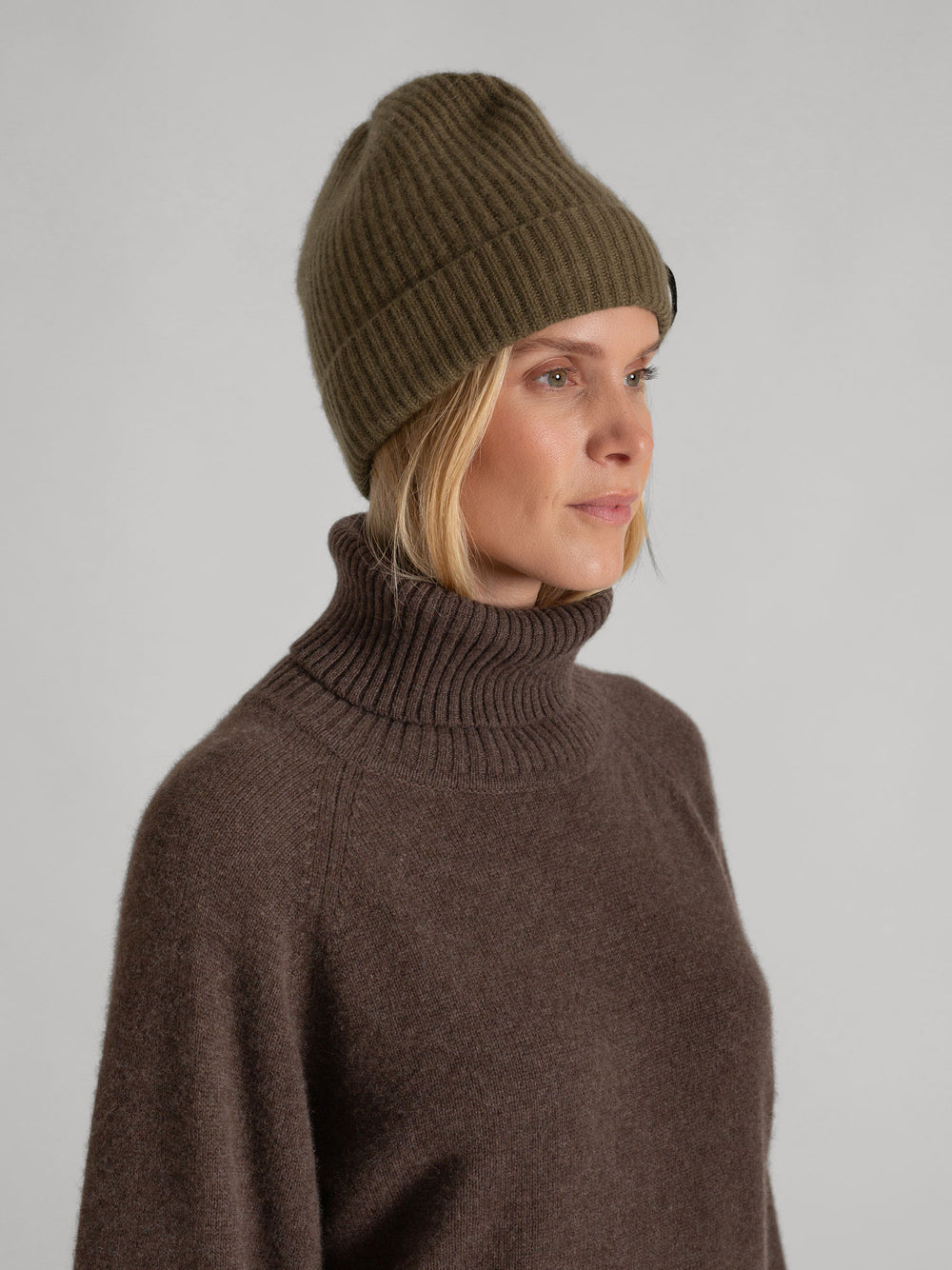 cashmere cap "Elli" in 100% pure cashmere. Color: Hunter (dark green). Scandinavian design by Kashmina