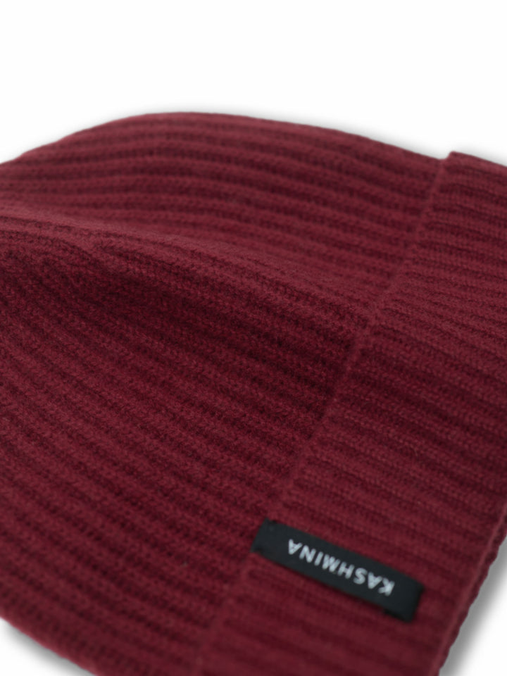 Cashmere beanie "Elli" in 100% pure cashmere. Color: Bordeaux. Scandinavian design by Kashmina.