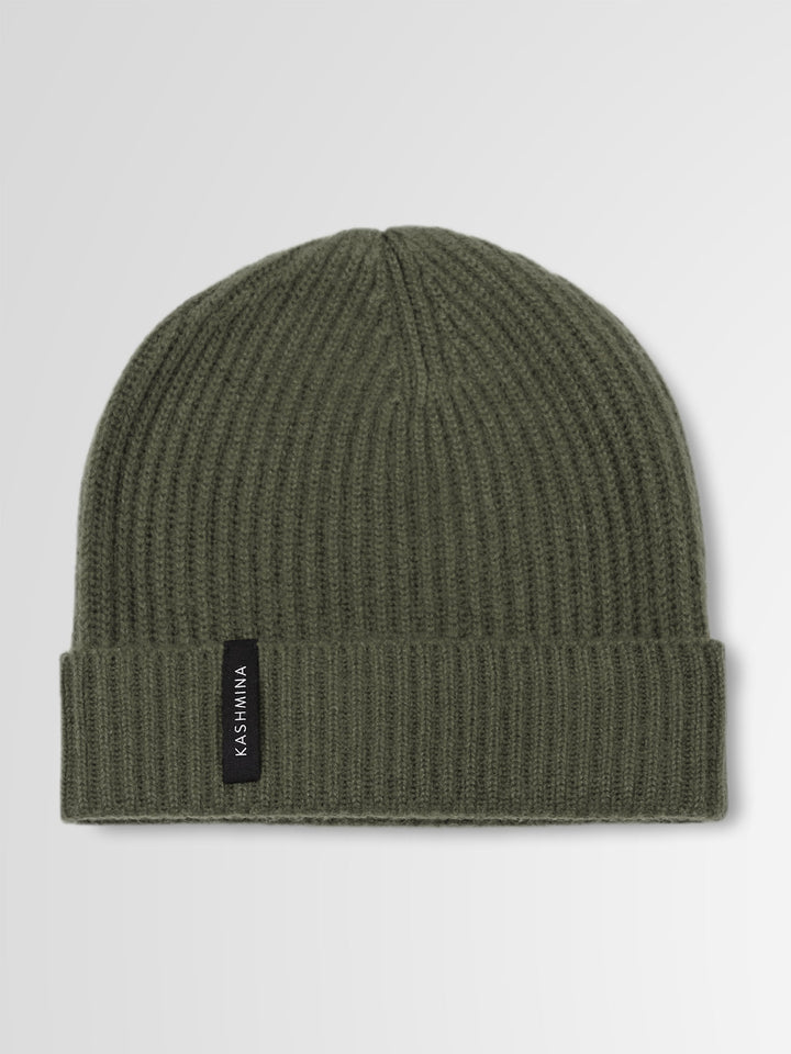 Cashmere beanie "Elli" in 100% pure cashmere. Scandinavian design by Kashmina. Color: Eucalyptus green.