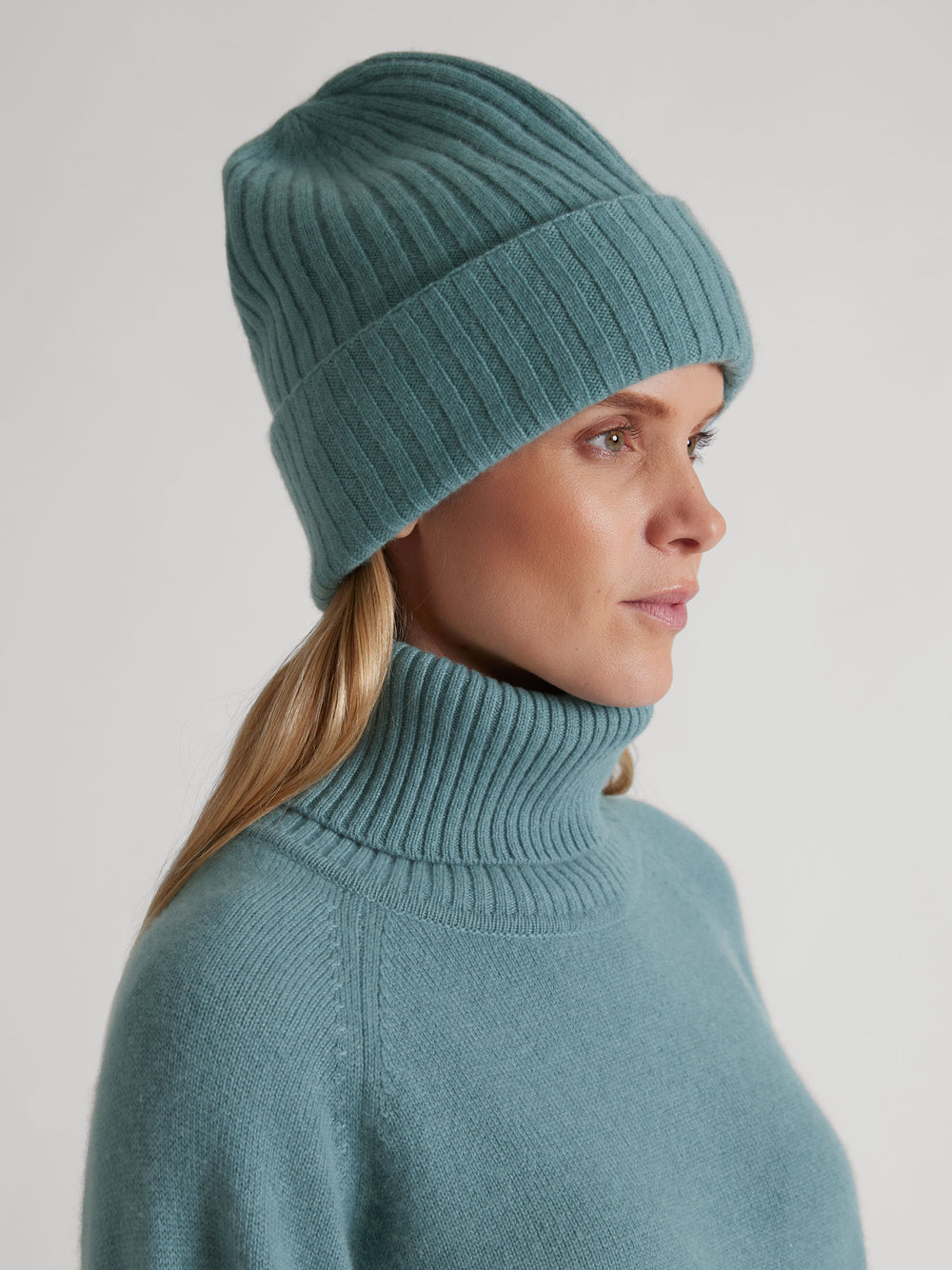 Cashmere beanie "Oda" in 100% pure cashmere. Scandinavian design by Kashmina. Color: Arctic.