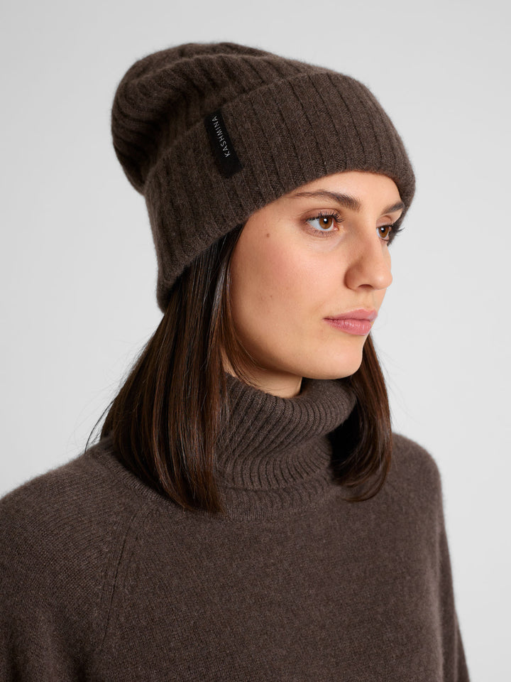 Cashmere beanie "Oda" in 100% pure cashmere. Scandinavian design by Kashmina. Color: Dark brown.