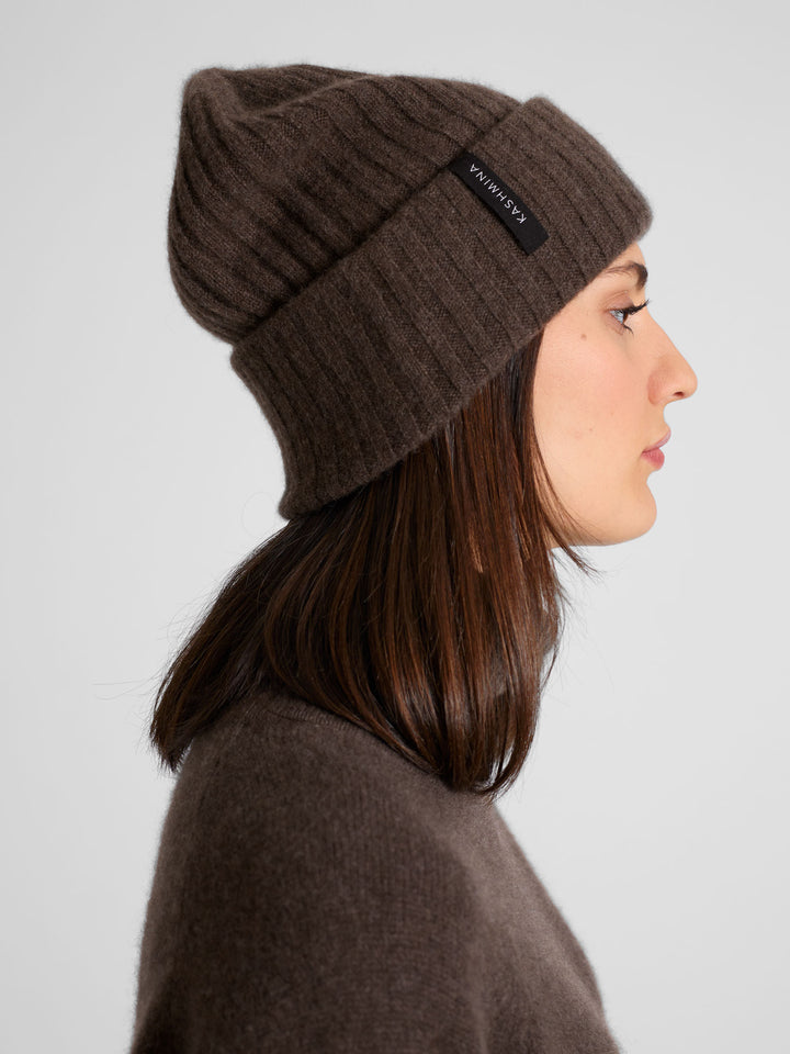 Cashmere beanie "Oda" in 100% pure cashmere. Scandinavian design by Kashmina. Color: Dark brown.