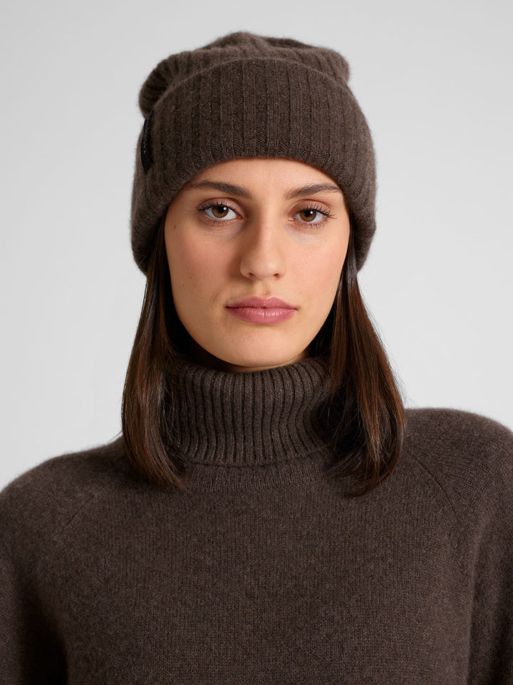 Cashmere beanie "Oda" in 100% pure cashmere. Scandinavian design by Kashmina. Color: Dark brown.