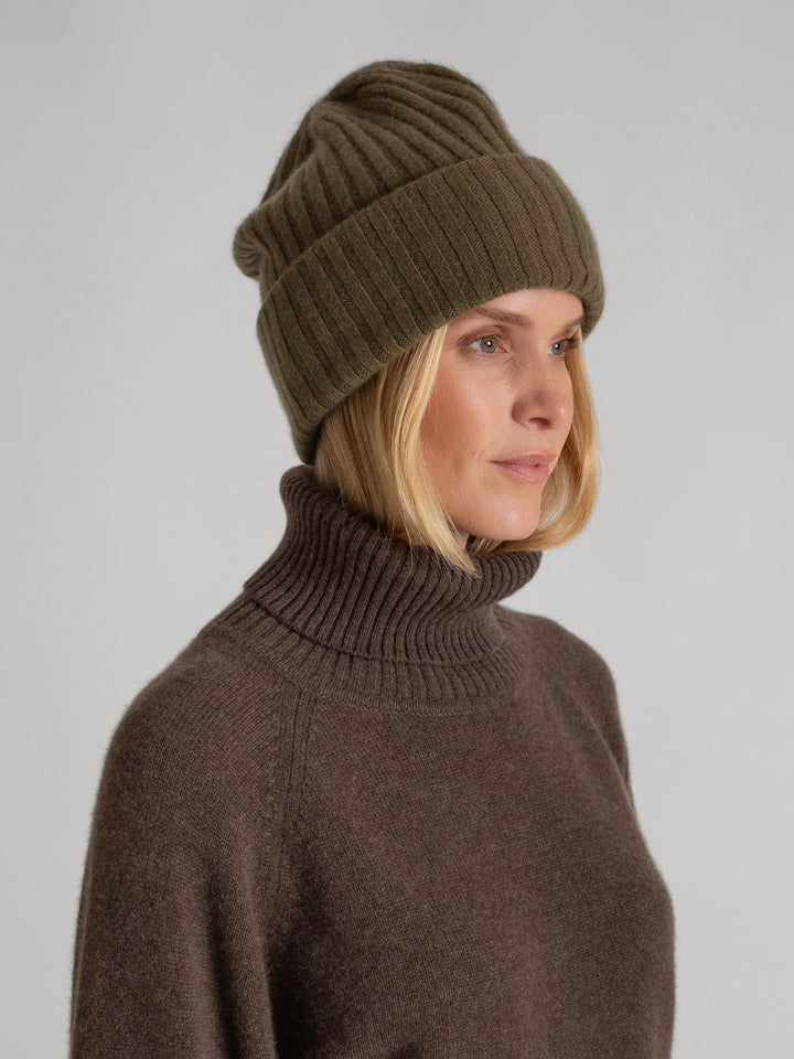 Cashmere beanie "Oda". Color: Hunter (dark green). 100% cashmere. Scandinavian design by Kashmina.