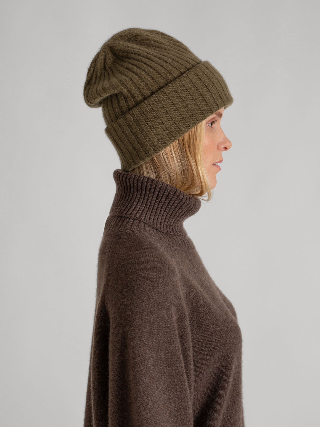 Cashmere beanie "Oda". Color: Hunter (dark green). 100% cashmere. Scandinavian design by Kashmina.